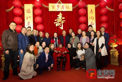 自贡盐帮菜“师婆”百岁寿宴&nbsp;高歌《东方红》(图2)