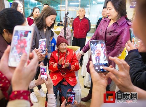 自贡盐帮菜“师婆”百岁寿宴&nbsp;高歌《东方红》(图3)