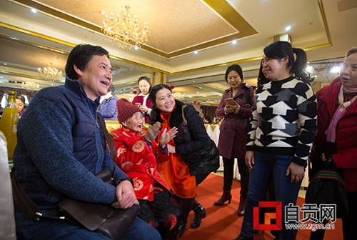 自贡盐帮菜“师婆”百岁寿宴&nbsp;高歌《东方红》(图4)