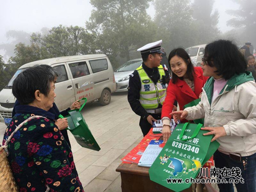 泸县百和镇开展“法律进宗教场所”宣传活动(图1)