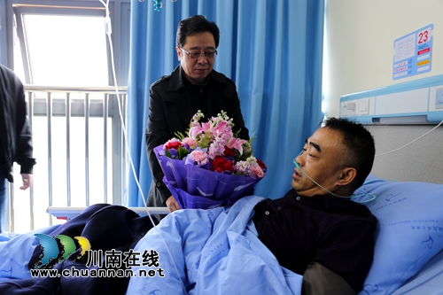 保安员张小南:三次忍痛前行 倒在酒博会安保路(图2) 保安员张小南:三次忍痛前行 倒在酒博会安保路(图2)