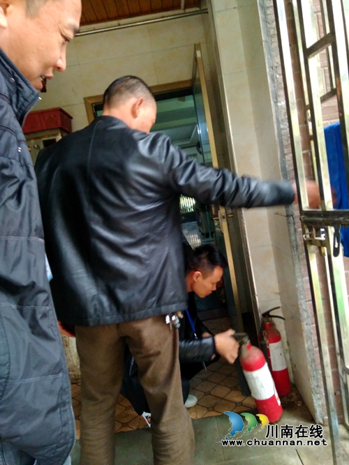 江阳区张坝街道桂圆林社区开展消防安全专项检查(图2)