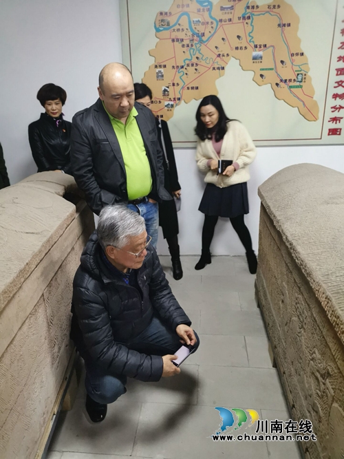 汉画专家学者参观合江县汉棺博物馆(图1)