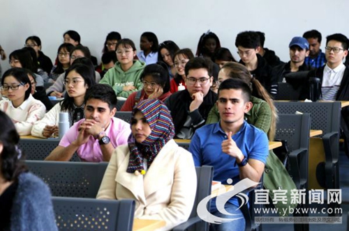 宜宾法官送法进大学&nbsp;留学生：要遵守中国法律(图2)