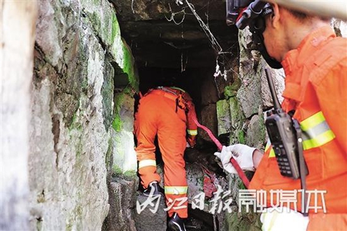 内江隆昌老人被困下水道 消防员匍匐进洞营救(图1) 内江隆昌老人被困下水道 消防员匍匐进洞营救(图1)
