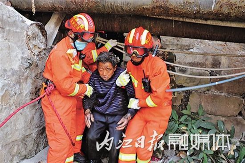 内江隆昌老人被困下水道 消防员匍匐进洞营救(图2) 内江隆昌老人被困下水道 消防员匍匐进洞营救(图2)