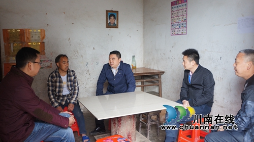 李盛春到泸县立石镇调研脱贫攻坚、生态环保等当前工作(图1) 李盛春到泸县立石镇调研脱贫攻坚、生态环保等当前工作(图1)