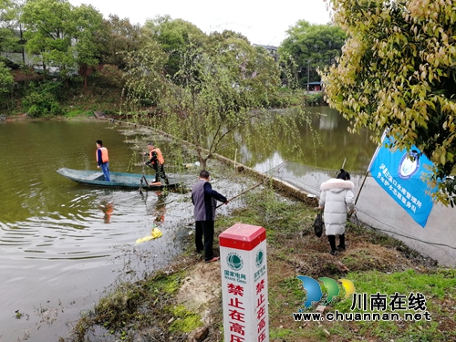 泸县立石镇开展河面漂浮物打捞行动(图1)
