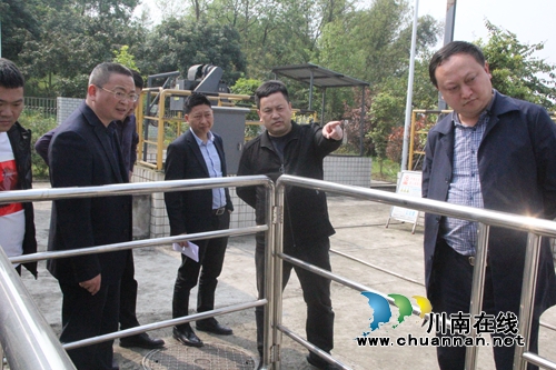 泸县副县长先泽平率队到海潮镇督导环保工作(图1)