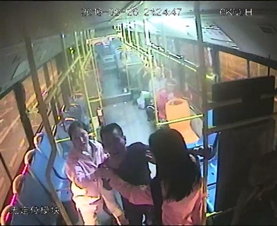 内江男子酒后乘公交&nbsp;不付钱还辱骂脚踢司机(图1)