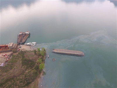 宜宾村民深夜驾船&nbsp;冲向江中救起3人(图1)