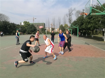 泸州：大爷“开宝马打篮球”&nbsp;3尺1腰成2尺6(图1)