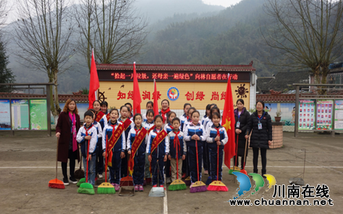 叙永县向林镇中心校“小雷锋”为街道洁面(图1)