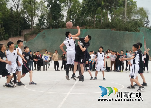 叙永县马岭镇中学举办2019年春期篮球赛(图1) 叙永县马岭镇中学举办2019年春期篮球赛(图1)