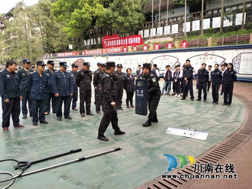 纳溪区逸夫实验小学保安工作人员集中进行反恐防爆培训演练(图1) 纳溪区逸夫实验小学保安工作人员集中进行反恐防爆培训演练(图1)