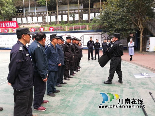 纳溪区逸夫实验小学保安工作人员集中进行反恐防爆培训演练(图2) 纳溪区逸夫实验小学保安工作人员集中进行反恐防爆培训演练(图2)