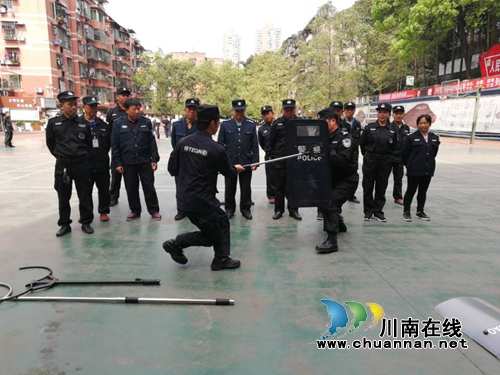 纳溪区逸夫实验小学保安工作人员集中进行反恐防爆培训演练(图3) 纳溪区逸夫实验小学保安工作人员集中进行反恐防爆培训演练(图3)