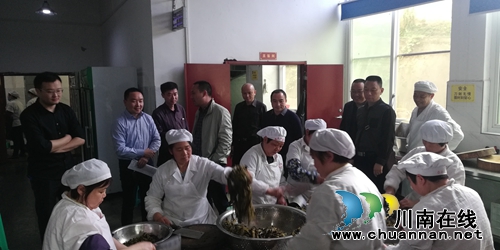 合江县市场监督管理局到九支中学检查食品安全卫生工作(图1) 合江县市场监督管理局到九支中学检查食品安全卫生工作(图1)