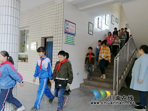 叙永县东大街小学开展2019春楼道安全应急疏散演练活动(图1)