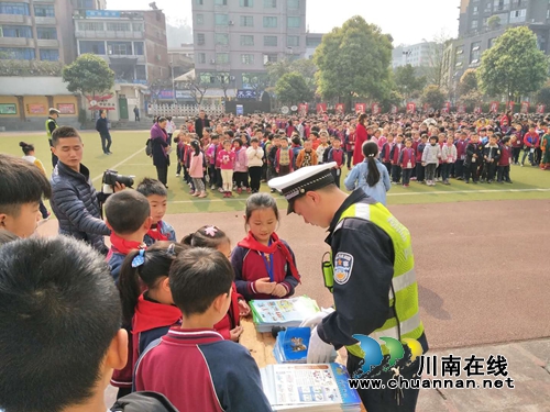 宜宾筠连交管部门开展“全国中小学生安全教育日”校园交通安全主题宣传活动(图1)