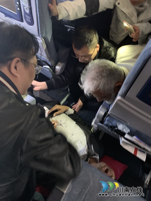 西南医大中医院院长杨思进国际航班上针灸救人(图2)