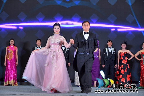 百名佳丽秀旗袍&nbsp;云集酒城亮风采(图3)