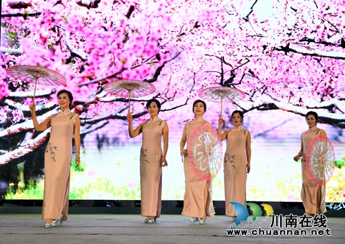 百名佳丽秀旗袍&nbsp;云集酒城亮风采(图5)