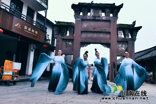 百名佳丽秀旗袍&nbsp;云集酒城亮风采(图6)