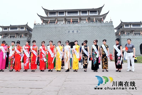 百名佳丽秀旗袍&nbsp;云集酒城亮风采(图7)