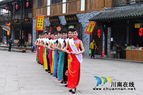 百名佳丽秀旗袍&nbsp;云集酒城亮风采(图8)