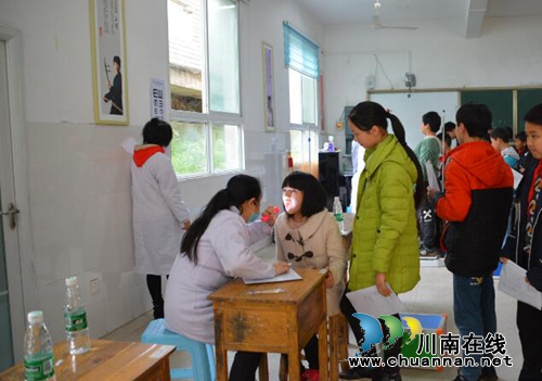 合江虎头镇卫生院到虎头镇中心校开展学生体检活动(图1)