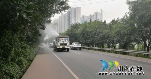 龙马潭区罗汉街道：积极开展洒水降尘工作(图1)