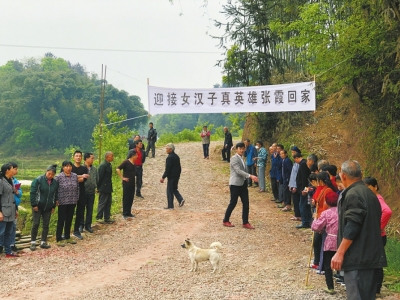 留下“妈妈要去救人” 宜宾95后救落水女孩遇难(图1) 留下“妈妈要去救人” 宜宾95后救落水女孩遇难(图1)