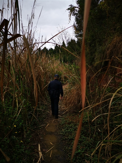 南充小伙做生意失败失联8年&nbsp;民警在荒山找到他(图1)
