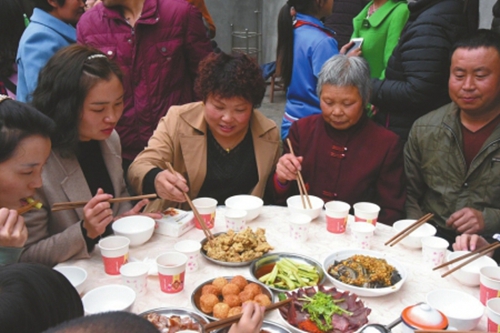 内江女子外出务工被拐骗&nbsp;家人苦寻28年终团聚(图1)