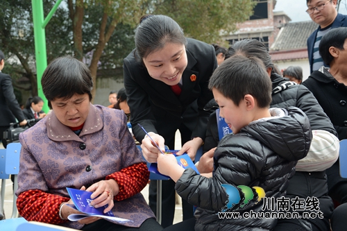 泸州中院“彩蝶翩翩舞” 用司法温情照亮人生(图4) 泸州中院“彩蝶翩翩舞” 用司法温情照亮人生(图4)