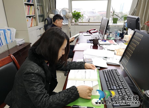 江阳区委编办组织干部职工学习警示教育读本《迷途人生》(图1)