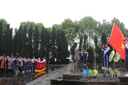 叙永县叙永镇中心校开展“缅怀先烈，铭记历史”清明节扫墓活动(图1)