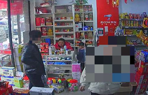 寻求刺激&nbsp;自贡情侣贴换商店二维码盗窃近万元(图1)