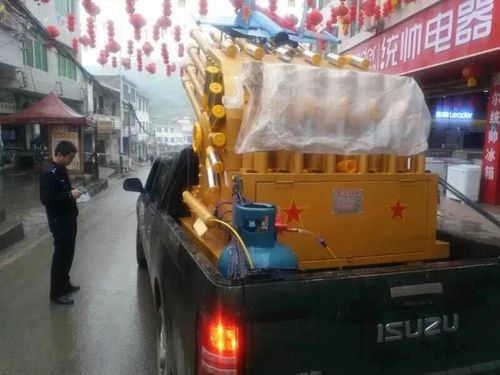 吓人！古蔺皮卡车装载黄色“大炮”还有煤气罐(图1)