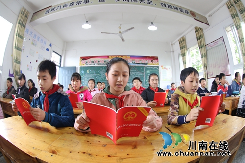 泸州:法律宣传进校园，法治教育入人心(图3)