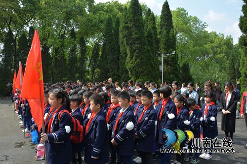 沉痛悼念！叙永县城西实验学校为30名救火英雄过第一个清明节(图5)