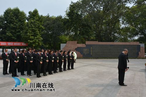 泸州中院开展祭奠革命先烈活动(图1) 泸州中院开展祭奠革命先烈活动(图1)