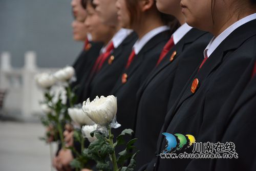 泸州中院开展祭奠革命先烈活动(图4) 泸州中院开展祭奠革命先烈活动(图4)
