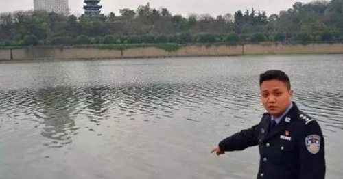 凌晨一点过&nbsp;内江民警纵身一跳救回轻生女(图1)