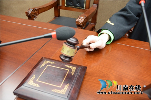 好激动！50余名同学在江阳法院“客串”法官(图1)