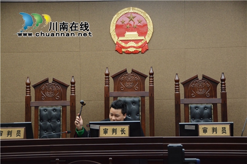 好激动！50余名同学在江阳法院“客串”法官(图4)