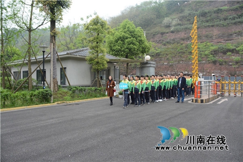 好激动！50余名同学在江阳法院“客串”法官(图5)