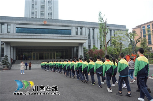 好激动！50余名同学在江阳法院“客串”法官(图6)