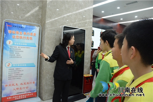 好激动！50余名同学在江阳法院“客串”法官(图8)